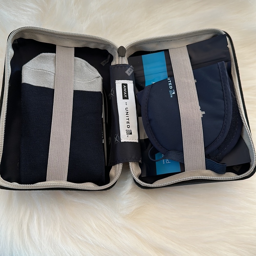 Away mini travel case with travel essentials NWOT - Picture 3 of 3
